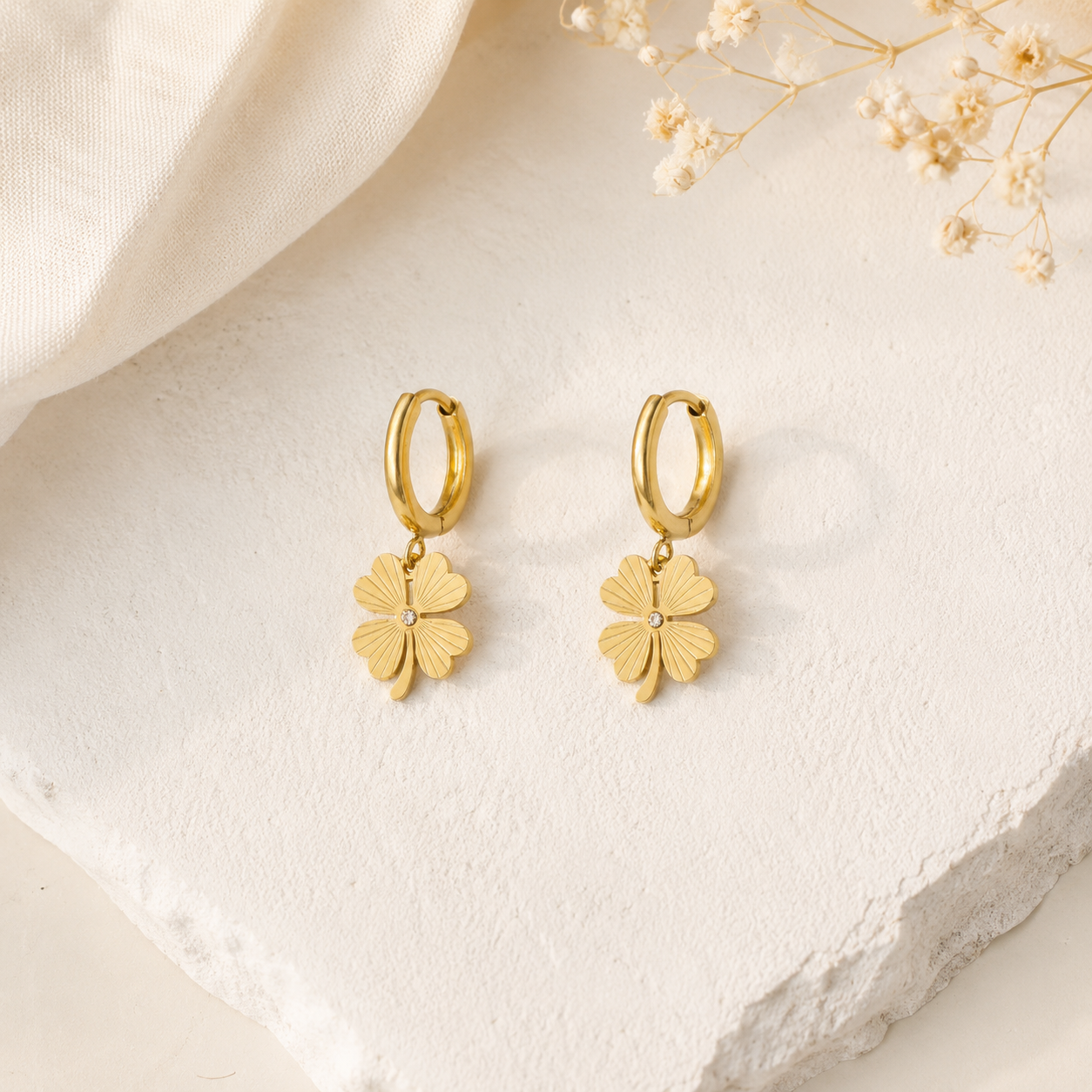 Siyansh Siya Clover Hoops Oorbellen Goud Stainless Steel